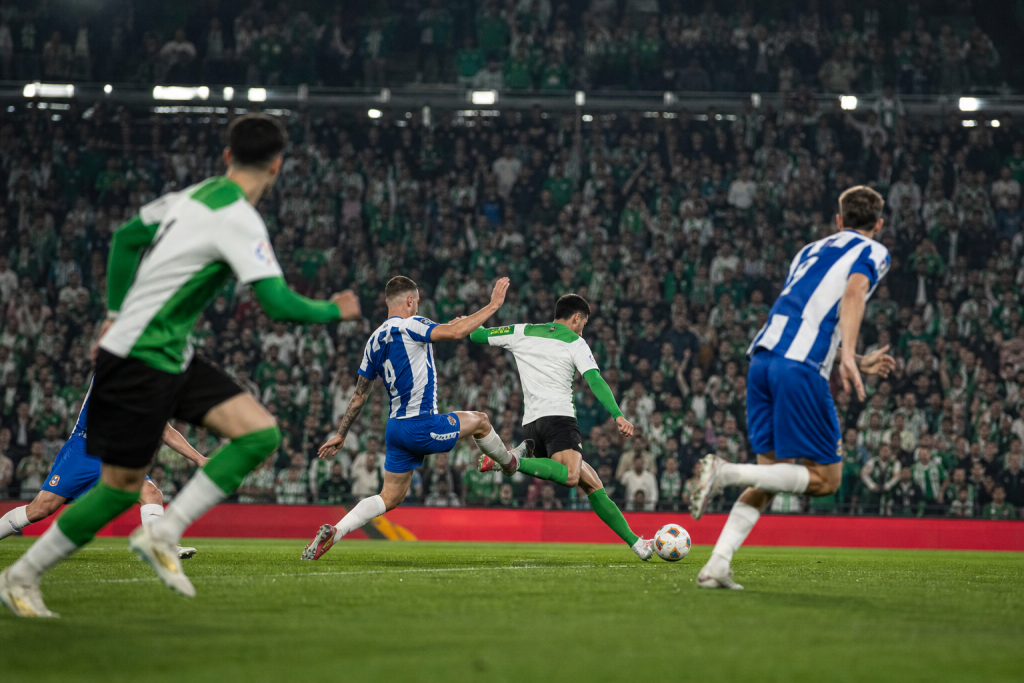 Acción de partido entre Racing y Espanyol reflejando la remontada y tensión en LaLiga
