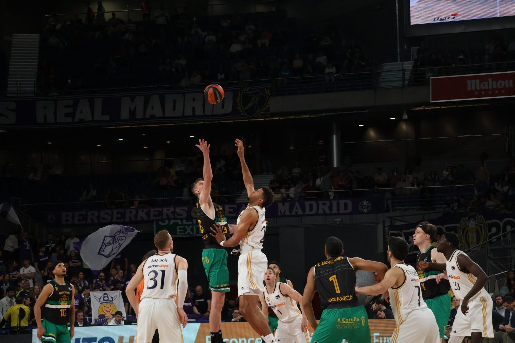 Artem Pustovyi y Walter Tavares en el salto inicial