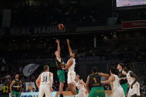 Artem Pustovyi y Walter Tavares en el salto inicial